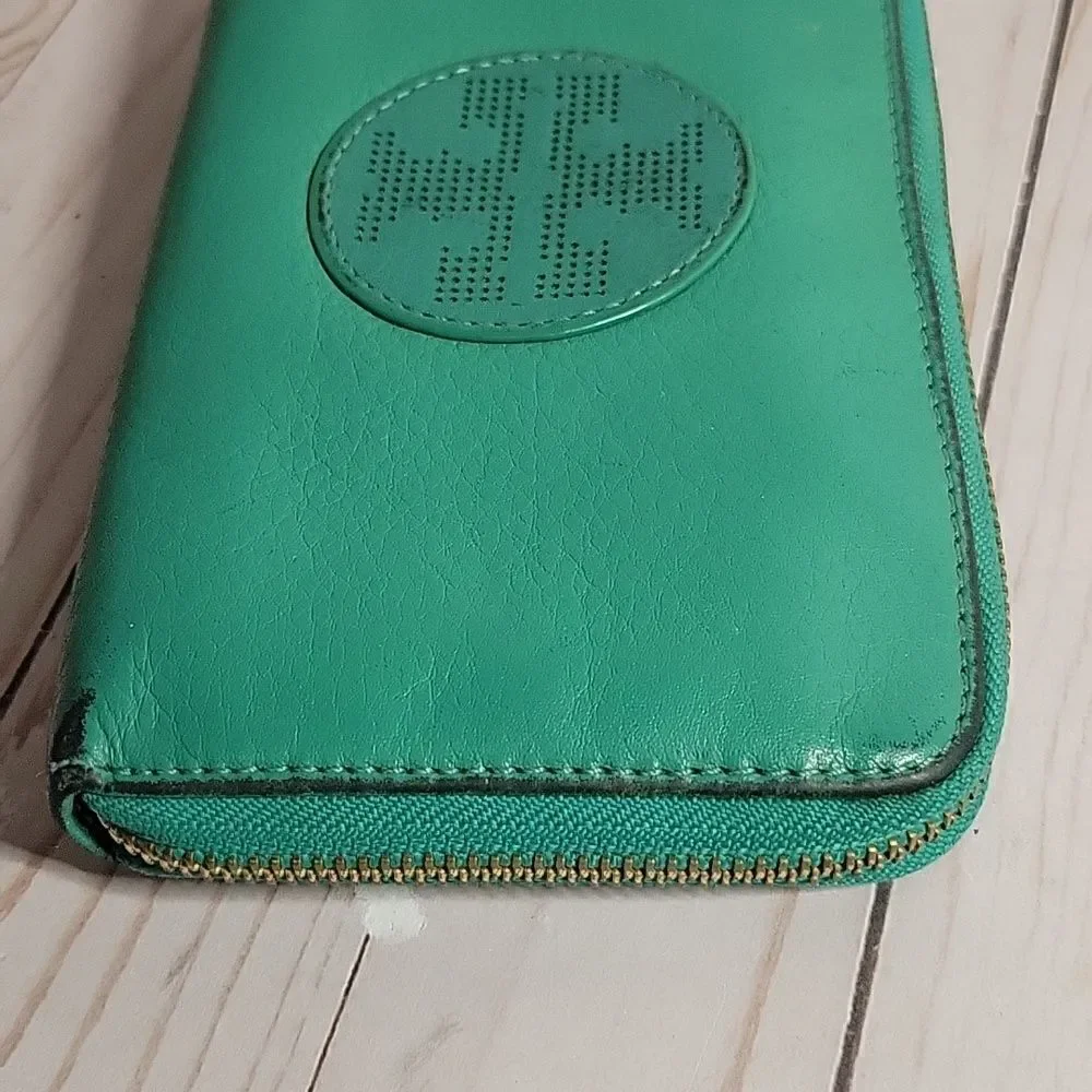 TORY BURCH Vintage Kipp Zippy Wallet Green FLAWS